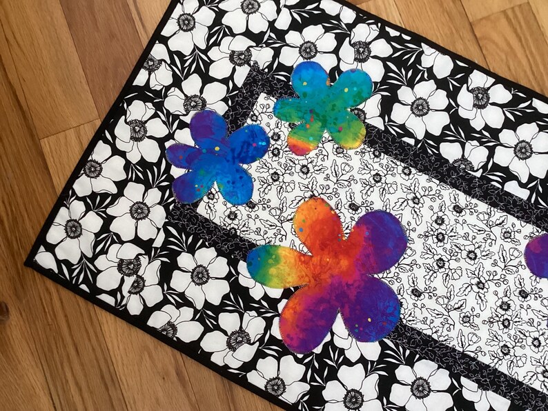 Big Flowers With a Big Splash Table Runner - Etsy