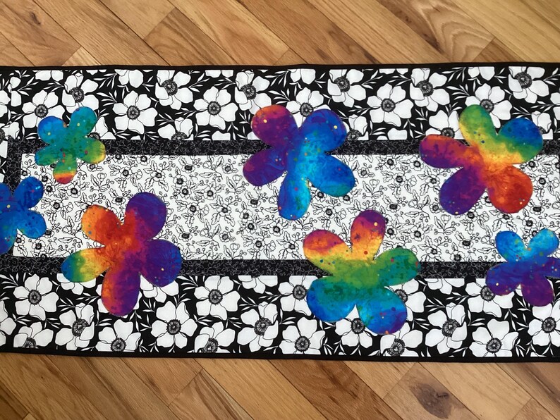 Big Flowers With a Big Splash Table Runner - Etsy
