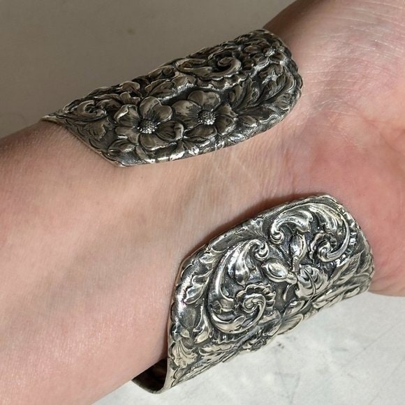 ブレスレット SILVER CRYSTAL DETAIL CUFF BRACELET il_1080xN.5379418944_jhee.jpg
