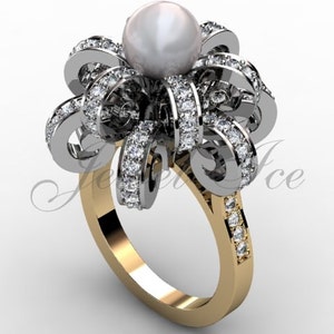 Può includere: Un anello in oro e bianco con un grande perla e accenti di diamanti. L'anello presenta un design a forma di fiore con più anelli e una perla al centro.