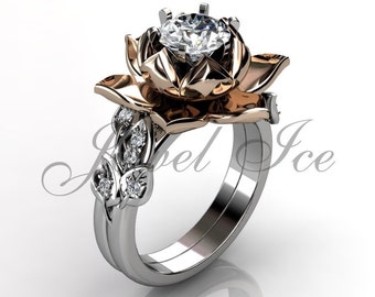 Peut inclure: Une bague de fiançailles en forme de rose avec une grande pierre centrale claire et des pierres plus petites sur la bande. La bague est en or blanc et rose.