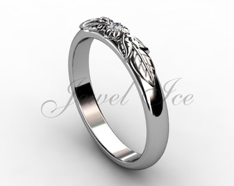 Peut inclure: Une bague en argent avec un motif de feuilles délicates et un petit accent diamant.