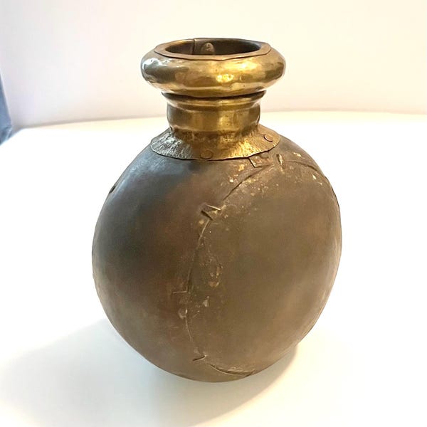 Jarra de agua india antigua de latón y cobre, hecha a mano en la década de 1950.