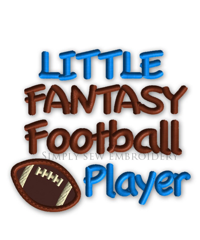 Puede incluir: Dise&ntilde;o bordado con el texto "Little Fantasy Football Player" en letras marrones y azules con un gr&aacute;fico de f&uacute;tbol marr&oacute;n.