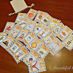 Cartões do alfabeto; Cartões do alfabeto em uma bolsa; Conjunto de cartas do alfabeto em miniatura