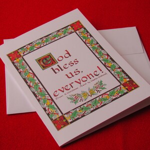 Könnte beinhalten: Weihnachtskarte mit dem Text "God bless us, everyone!" in dekorativer Schrift, umrahmt von einem Rand aus grünen Blättern, roten Blumen und Beeren. Auf rotem Hintergrund.