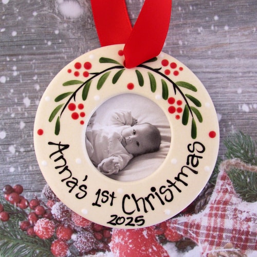 Adorno navideño pintado a mano para la primera Navidad del bebé: Marco de fotos de cerámica personalizado