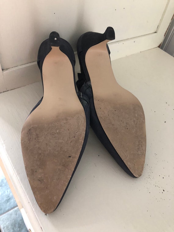 1970s gray suede pumps, size 8.5, featuring a cut… - image 4