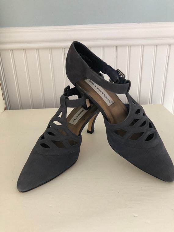 1970s gray suede pumps, size 8.5, featuring a cut 