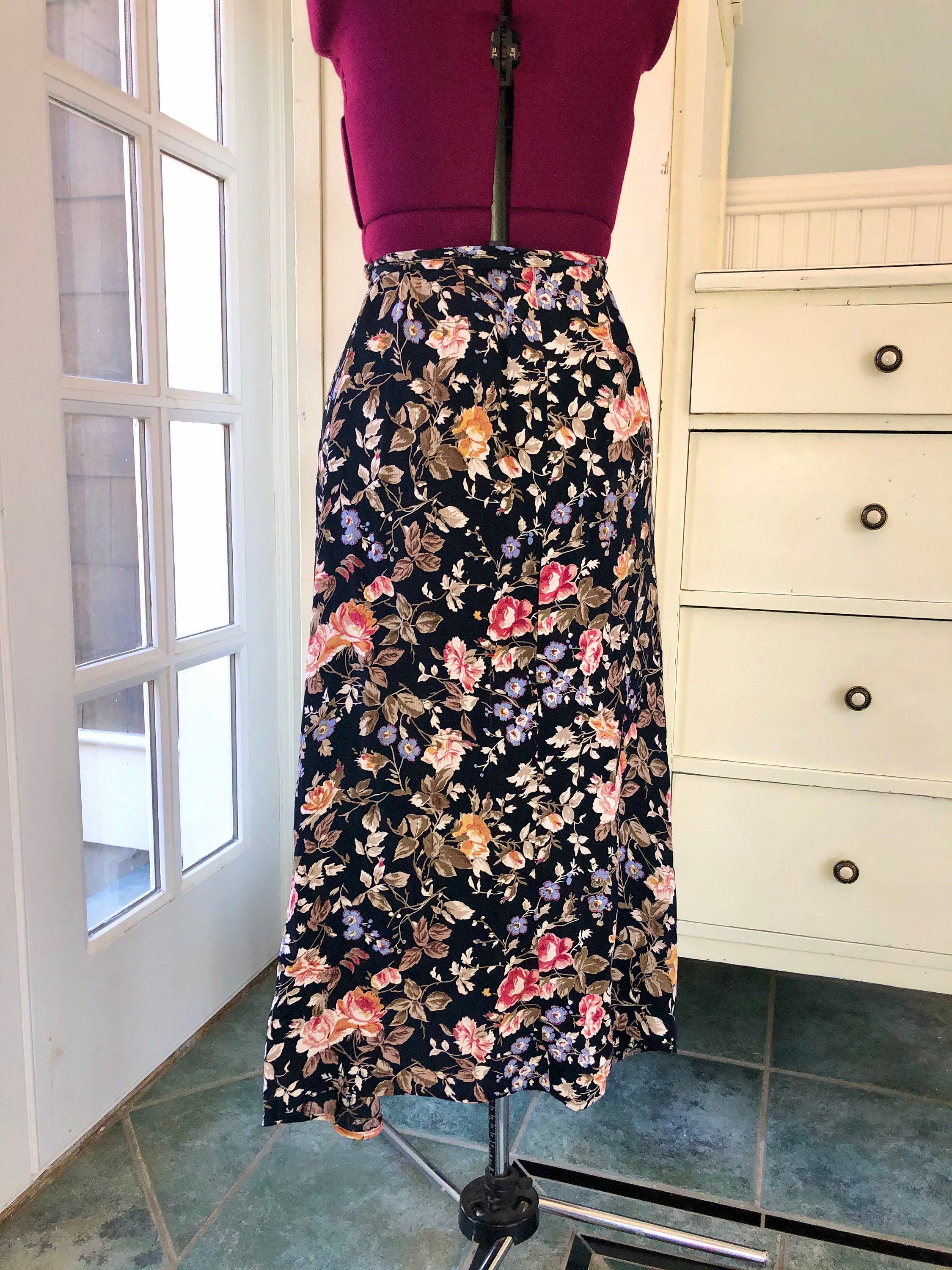 Flattering 1990s 90s Dark Botanical Floral Wrap Midi Skirt Size S