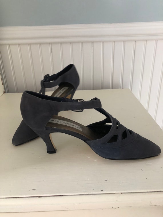 1970s gray suede pumps, size 8.5, featuring a cut… - image 2