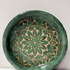 Plato de cerámica verde hecho a mano con diseño de mandala.