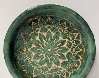 Assiette en céramique verte faite main avec motif mandala