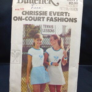 Puede incluir: Un patrón de costura vintage para un atuendo de tenis. El patrón es para una camisa, un vestido y calzoncillos. El patrón es para tejidos de punto de elasticidad moderada únicamente. El patrón es de Butterick y es de talla 10. El patrón es para Chrissie Evert: On-Court Fashions.