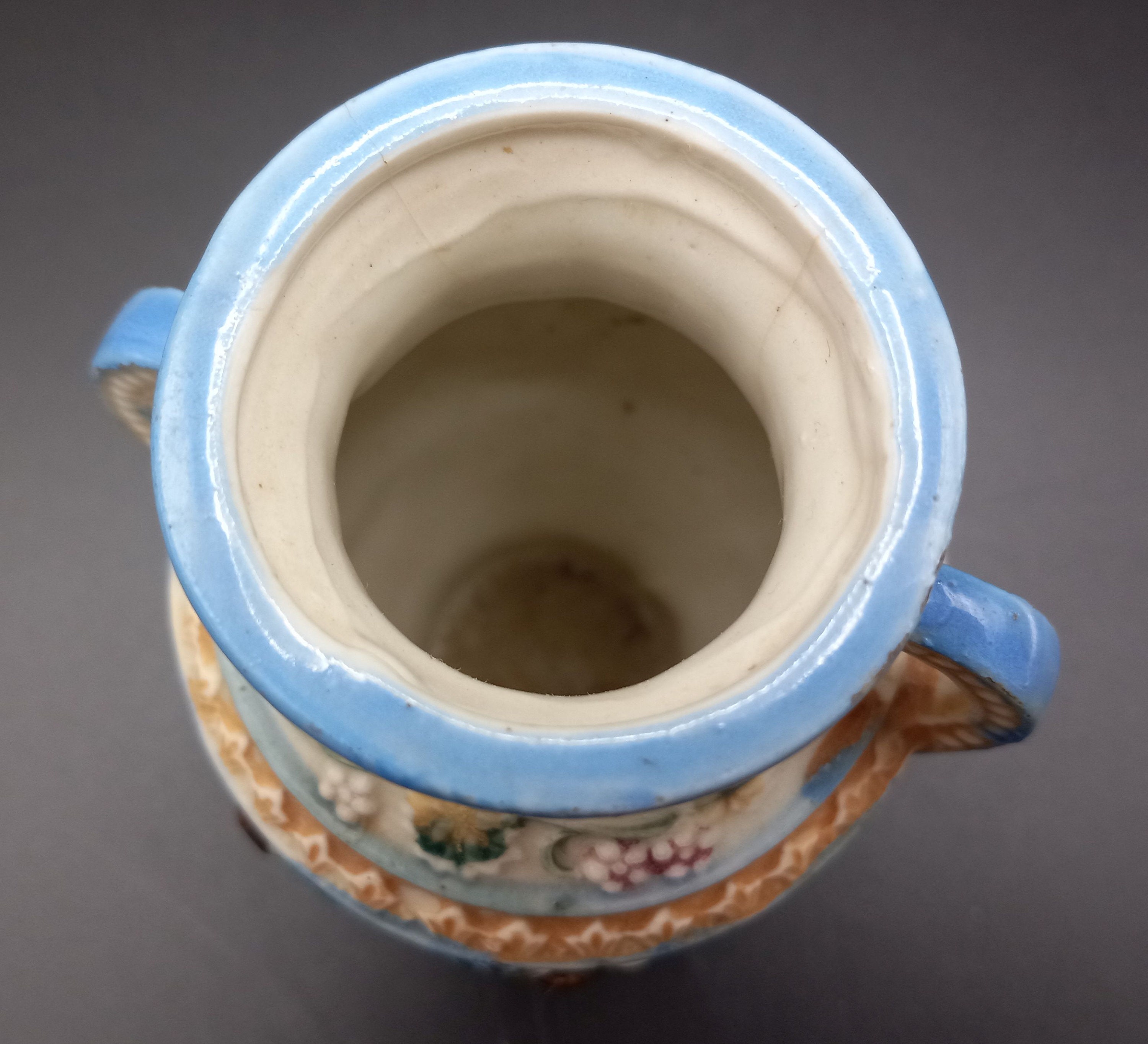 ギリシャ風の壷型陶器製花瓶 - 天使と花が手描きされた