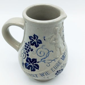Pichet crémier en céramique allemand, gris avec lettrage bleu, fleurs, raisins et vignes, fabriqué à la main en Allemagne, poterie vintage de collection