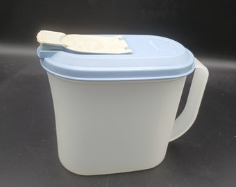 Vintage Tupperware Slimline Krug, weißer 1 Quart Krug mit blauem Siegel und weißem Verschluss, Saft-Wasser-Getränkekrug, Retro-Küchendekor