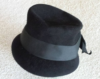 Vintage Henry Pollak de New York Black Wool Felt Ritz Hat, Chapeau, Cloche 100% laine