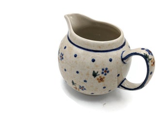 Pichet-crème en céramique Boleslawiec vintage, blanc cassé avec bandes bleues et petites fleurs et points, fabriqué à la main en Pologne, Chine de collection