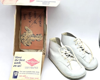 Zapatos de bebé Wee Walker vintage de 1958 en su caja original – Modelo 3010 de cuero blanco con folleto y paquete de Lux Flakes.