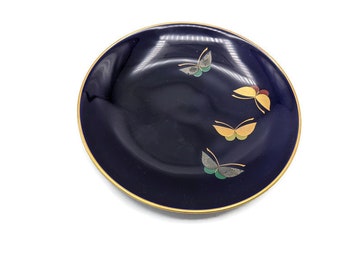 Papillons sur une petite assiette bleu cobalt profond, un plat à apéritif ou à dessert bordé d'or, plat en porcelaine vintage de 4,75 po. fabriqué au Japon