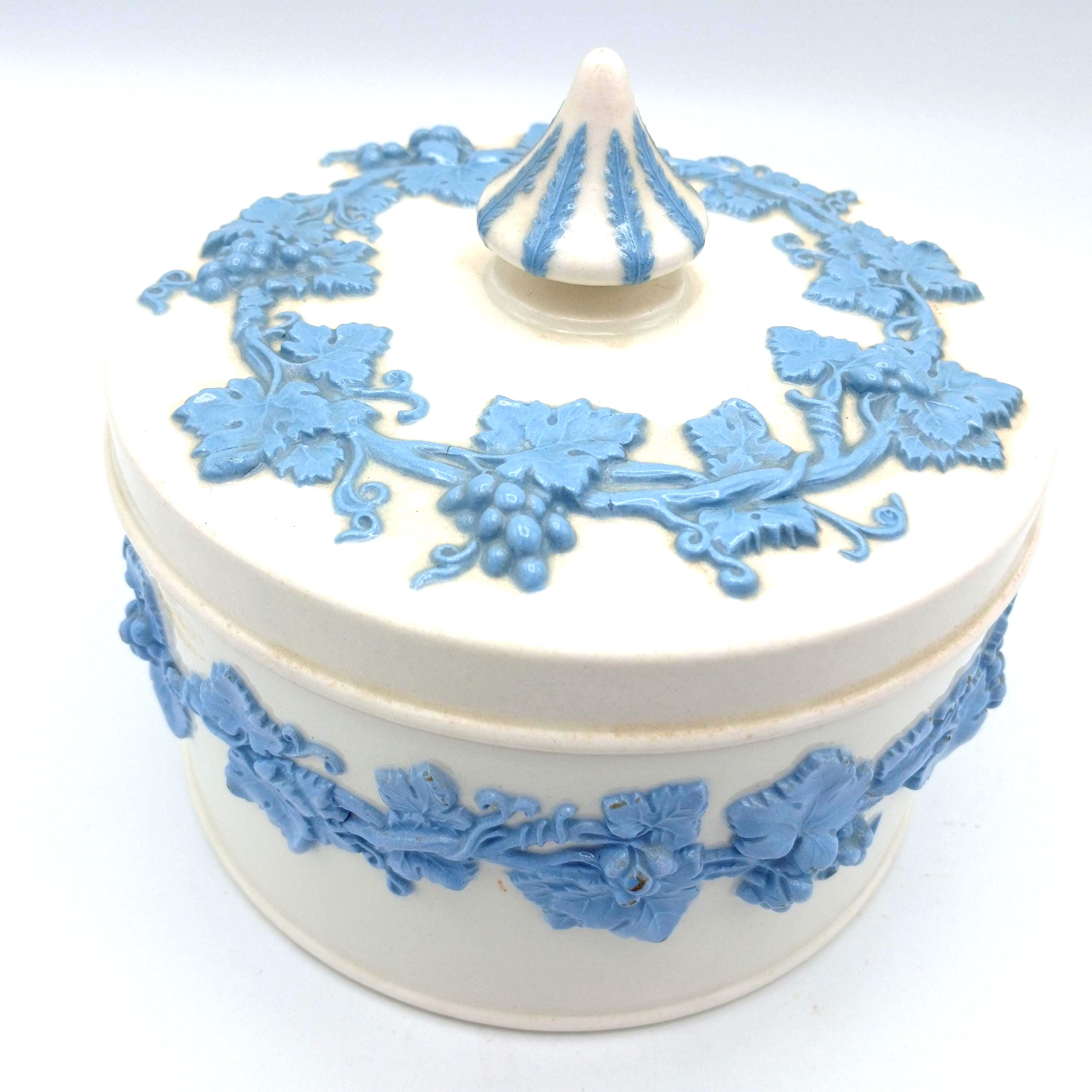 Wedgwood Queen's Ware Candy Box: Lavender Grape Vine 5