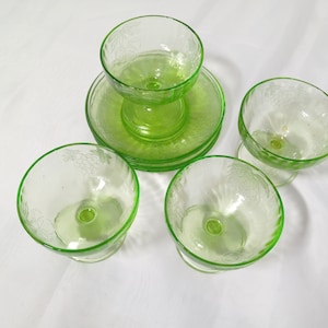 以下が含まれることがあります： ブドウのデザインが施された緑色のガラス製のデザート皿4点セット。皿は足付きで、アイスクリーム、プディング、その他のデザートを提供するのに最適です。