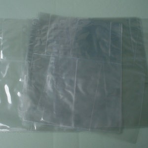 Puede incluir: Hojas de pl&aacute;stico transparentes con m&uacute;ltiples bolsillos para guardar art&iacute;culos como tarjetas coleccionables o fotos.