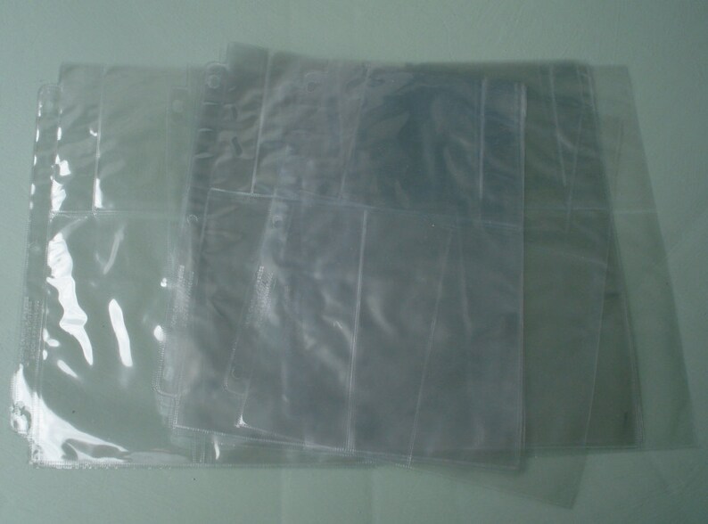 Puede incluir: Hojas de pl&aacute;stico transparentes con m&uacute;ltiples bolsillos para guardar art&iacute;culos como tarjetas coleccionables o fotos.