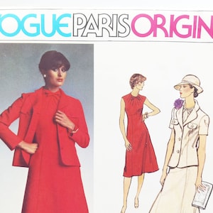 Puede incluir: Patrón de costura Vogue Paris Original con tres diseños de vestidos diferentes. El primer diseño es un vestido rojo con una chaqueta a juego. El segundo diseño es un vestido rojo sin mangas con un detalle de lazo en el escote. El tercer diseño es un vestido blanco con una chaqueta de manga corta y un detalle de lazo en el escote.