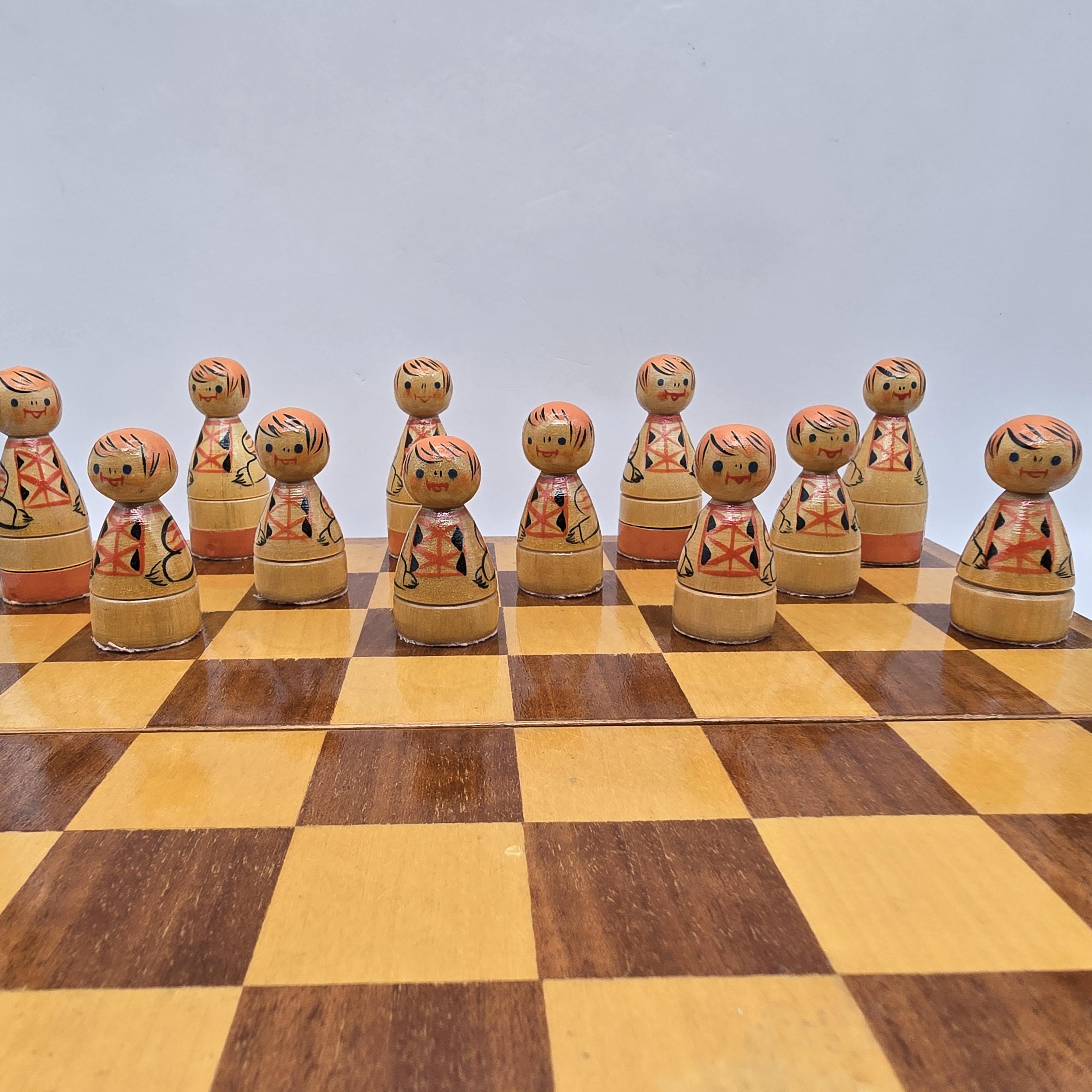 ロシアの入れ子人形（マトリョーシカ人形）をあしらった手作りの木製