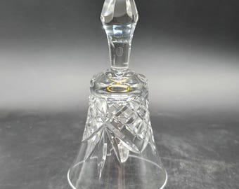 Facettierte Kristall Glocke: Vintage Pressglas mit spitzem Stiel