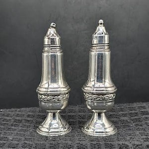Salero y pimentero con peso en plata de ley de Lord Silver Inc.