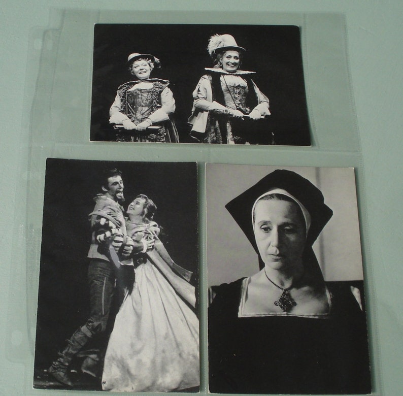 Puede incluir: Foto en blanco y negro de tres personas disfrazadas. Dos personas llevan trajes elaborados con sombreros y gorgueras. La tercera persona lleva un vestido sencillo y un sombrero. La foto es probablemente de una obra de teatro o una actuaci&oacute;n.