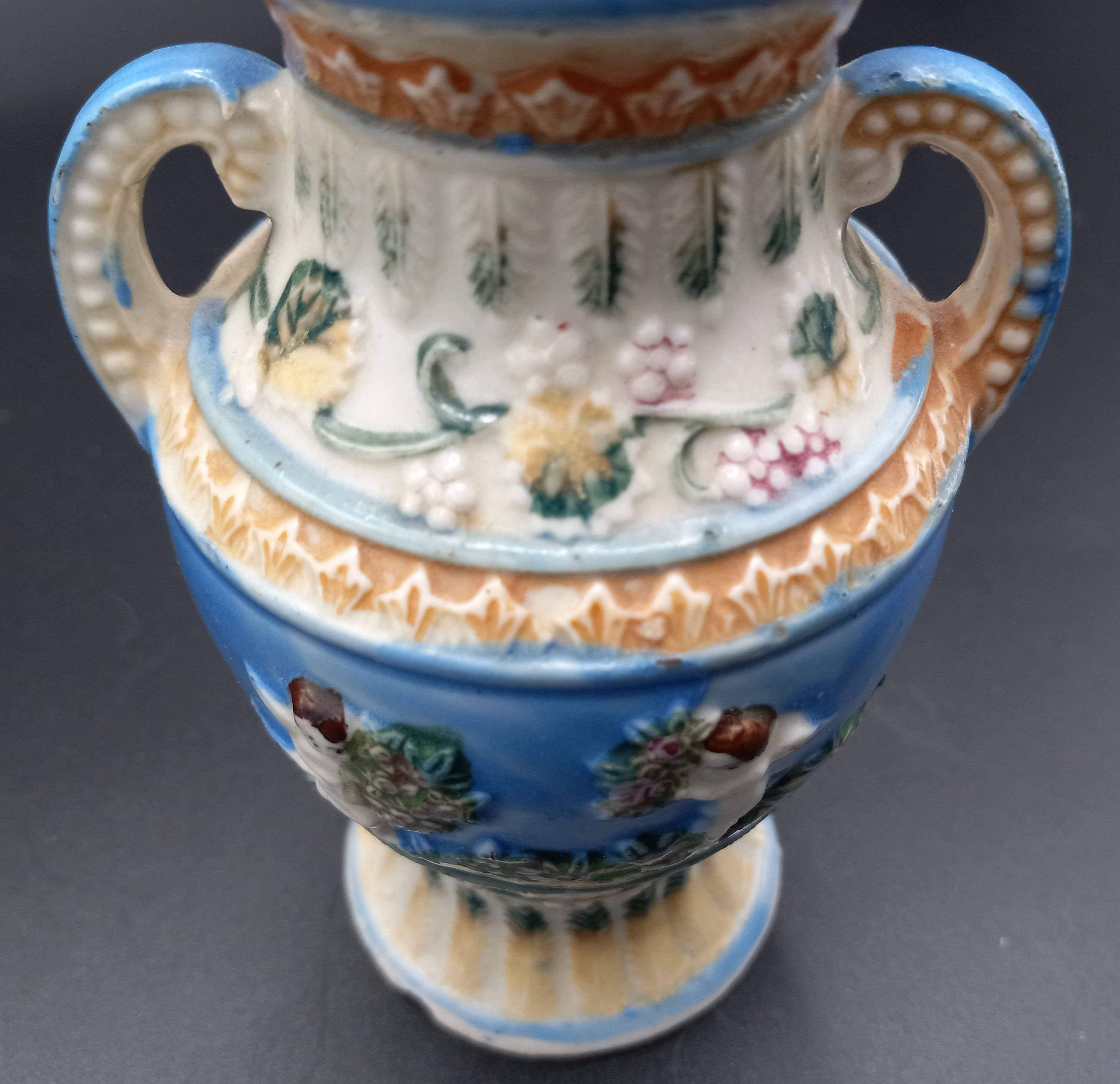 ギリシャ風の壷型陶器製花瓶 - 天使と花が手描きされたヴィンテージ 5