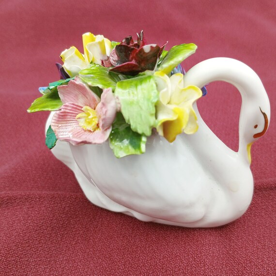 Royal Adderley Floral、繊細な花を添えた白い白鳥、白鳥の手描き