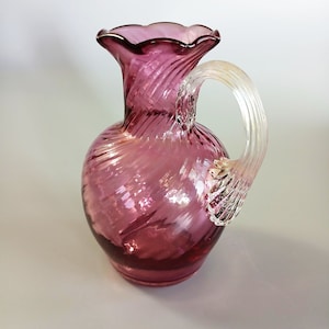 Cranberry Swirl Glass bud Vase, Vintage Pilgrim Art Glass Vase, Hand Blown Cranberry Art Glass Swirl Vase with Clear Applied Handle