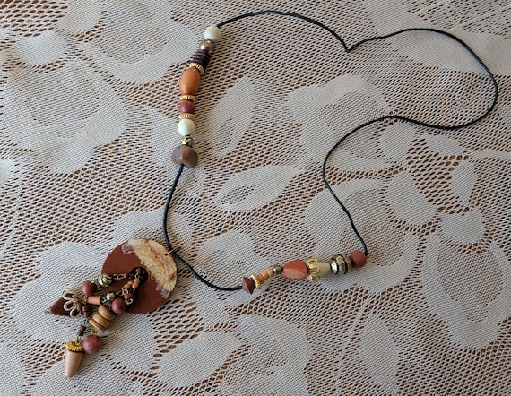 木製ペンダントのビーズネックレス ジャマイカモチーフ ヴィンテージのジャマイカ製ネックレスと木製ペンダント、手作り