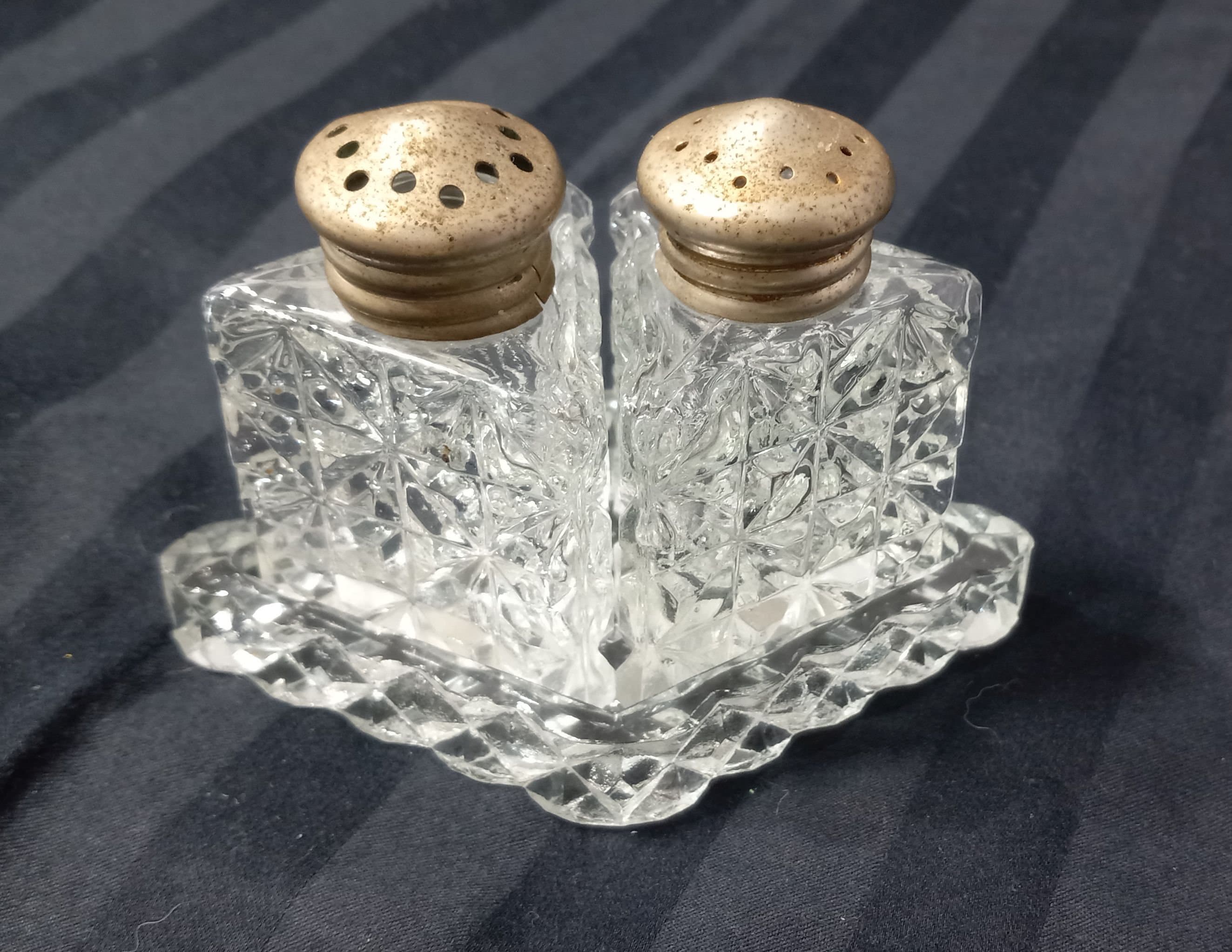 Saleros y pimenteros vintage de cristal de plomo con bandeja: forma  triangular, diseño Cape Cod. - Etsy México, image size:2647x2046