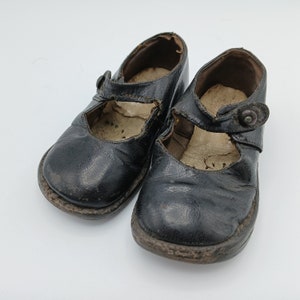Antike Baby-Lederknopfschuhe: Viktorianische Mary-Janes, Fotorequisite