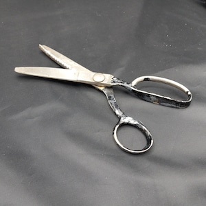 Buy Wholesale China Professional Zigzag Scissors Dressmaker Pinking Shears  With Serrated Stainless Steel Blade For Fabric And Paper Cutting & Pinking  Shears at USD 2.3