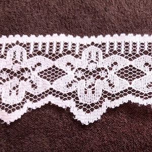 Borte Spitze, 1 1/4" breit, hellrosa Blumen, mit einem Unterschied. Oberkante mit einzigartigem Finish. 7 Yards - Vintage Lace Trim
