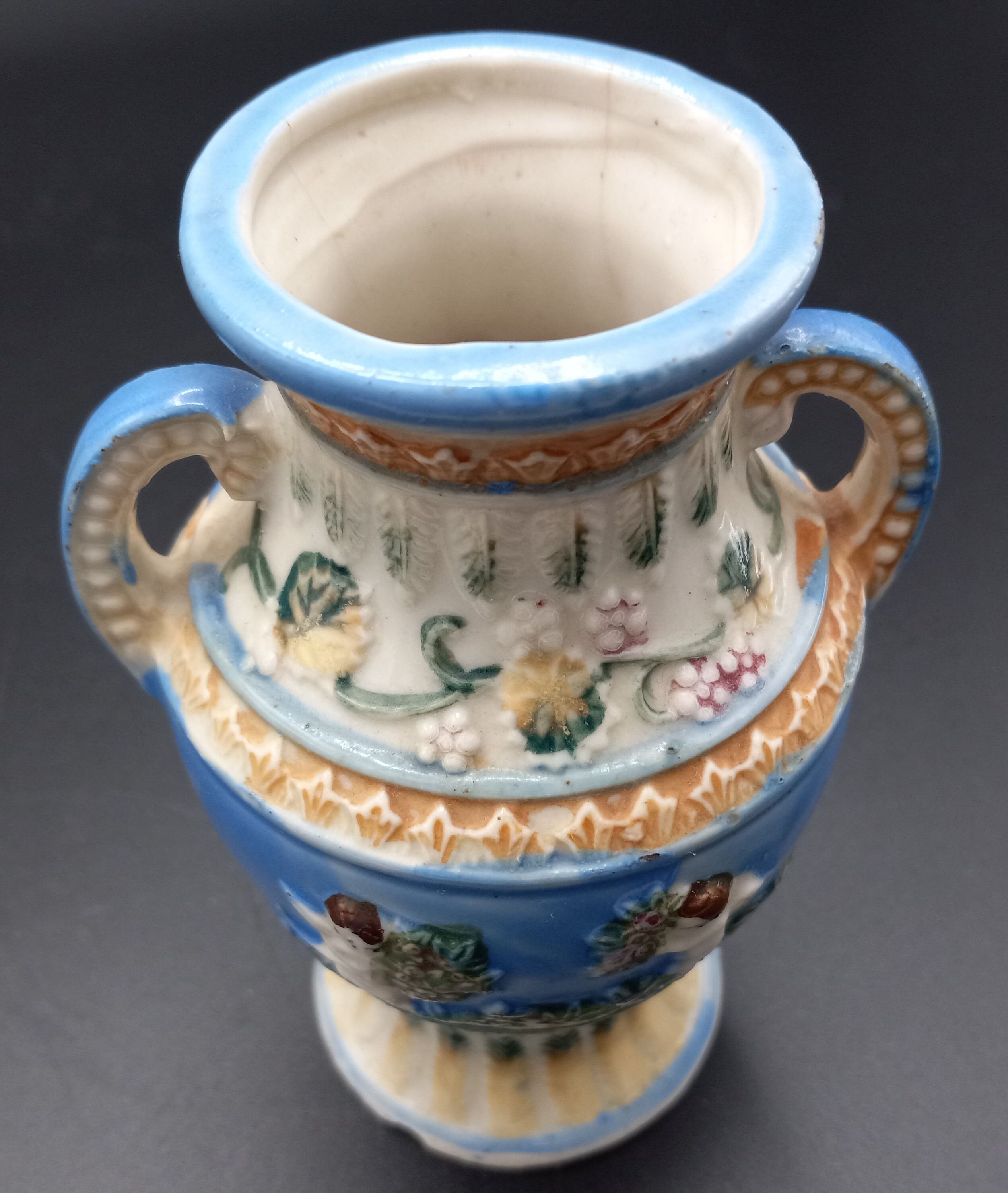 古代ギリシャ風彫刻の陶器壺 古代ギリシャ風彫刻の陶器壺 古代ギリシャ風彫刻の陶器壺