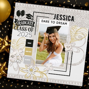 Può includere: Una pagina di scrapbook a tema laurea con una foto di una laureata con cappello e toga. La pagina include il testo "Graduate Class of 2025" e "Dare to Dream", insieme a elementi decorativi in oro, bianco e nero.