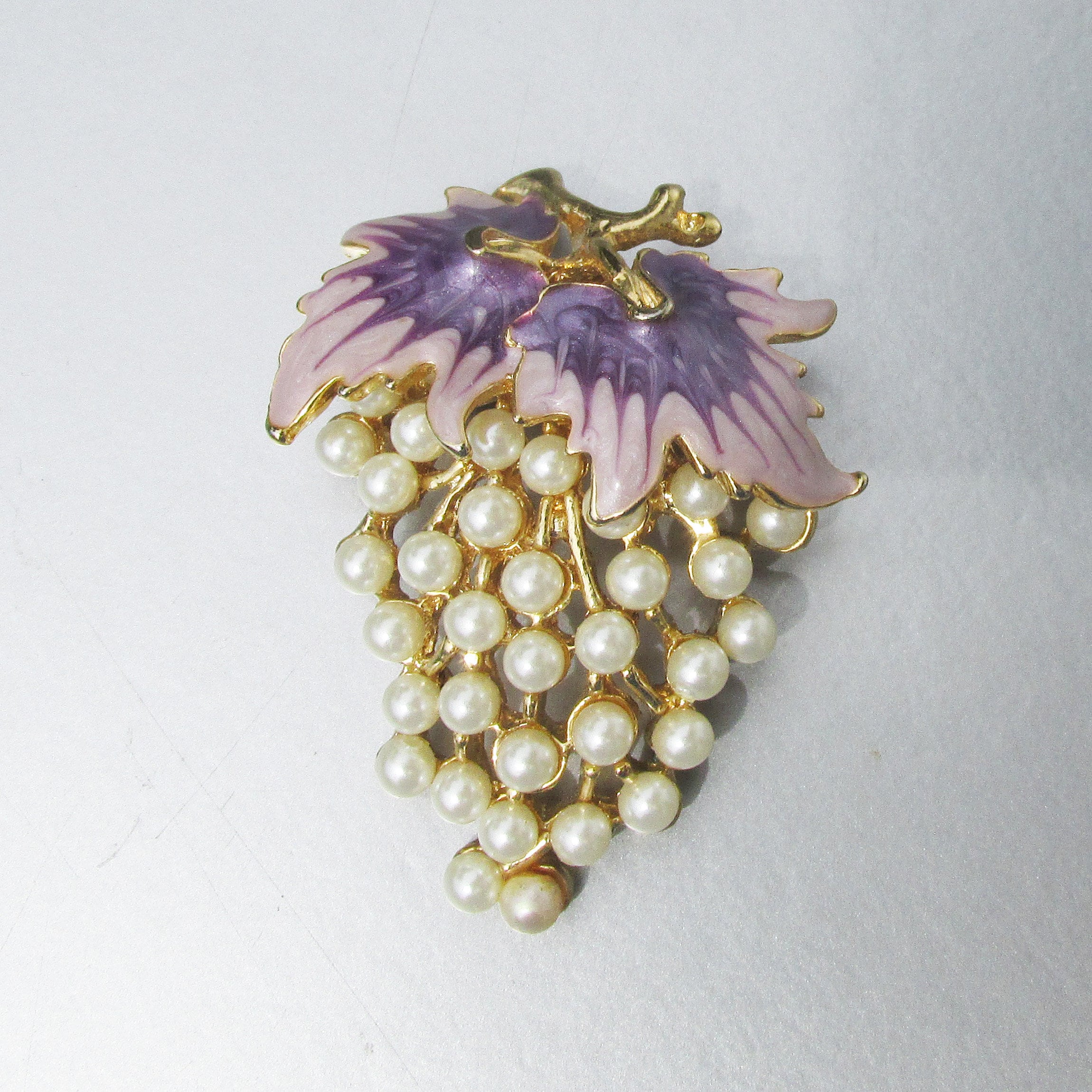 Broche Fantaisie Ancienne Motif Grappe De Raisin En Métal Doré Et Pierres Colorées - Occasion
