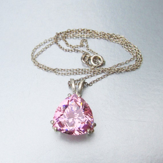 Trillion cut pink necklace, - Gem