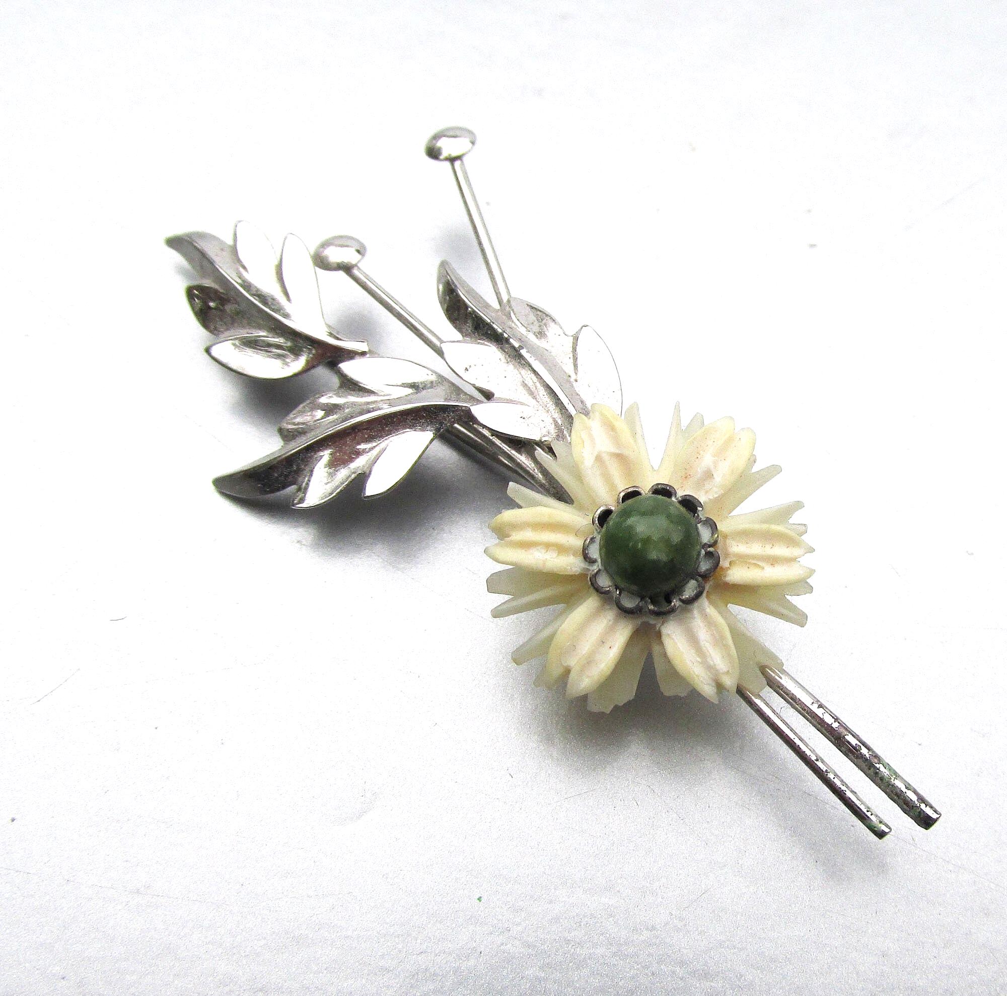 ヴィンテージ ブローチ 18金ホワイトゴールドプレート 翡翠 金細工植物 745 サイン入り Curtis DCE スターリングシルバー 翡翠 ヴィンテージ 彫刻