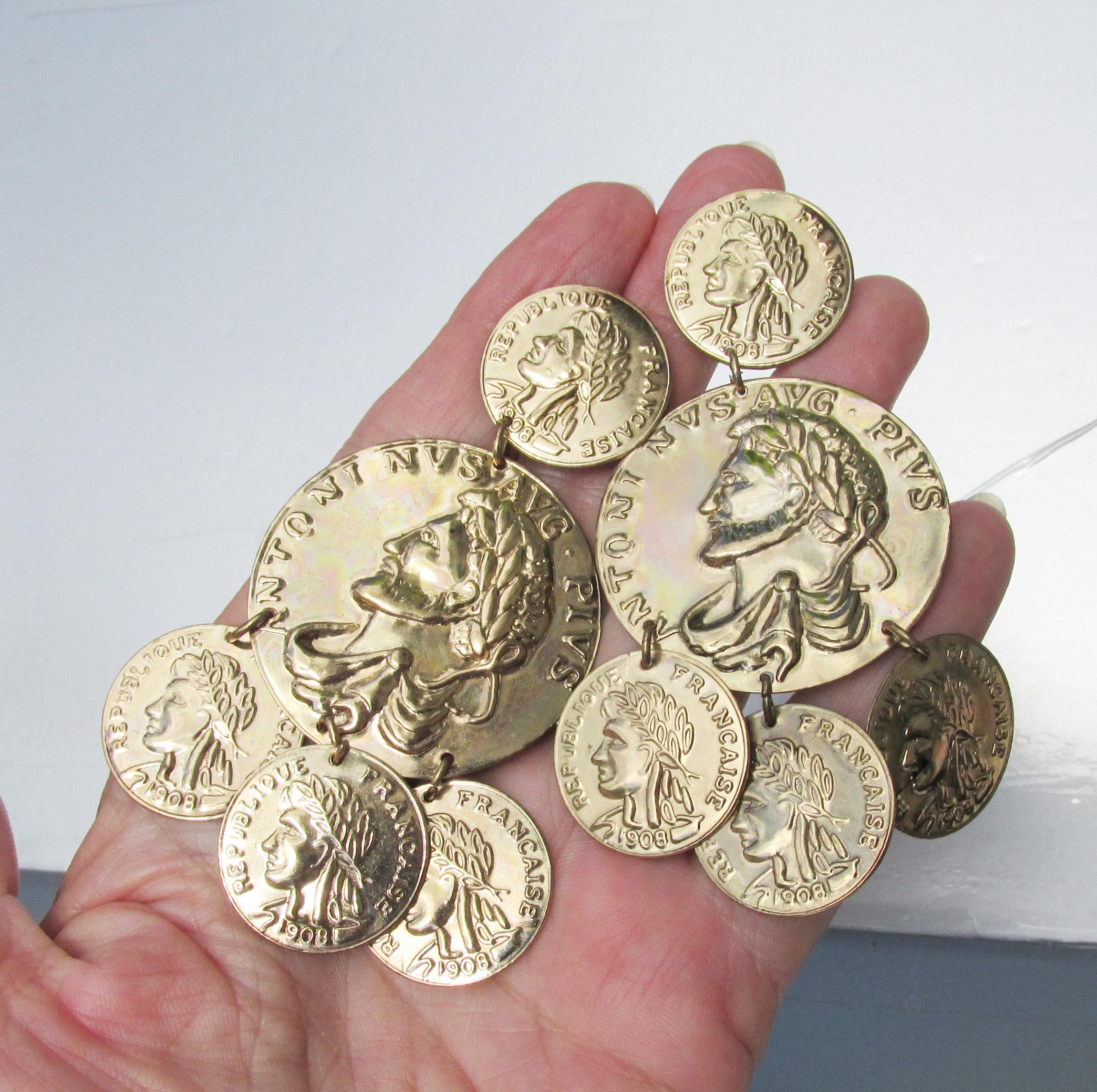 1980年代ヴィンテージの5連フェイクローマコインダングルゴールドトーンピアスエトルリアイヤリング - Etsy 日本