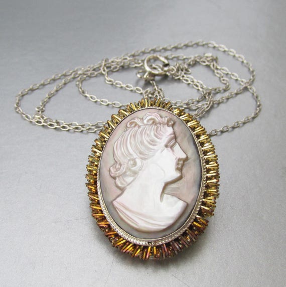 Pendentif Argenté Ancien Femme - Coiffe Régionale Vintage, Parfait état, Pièce Unique Française