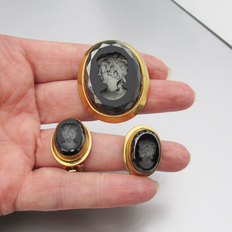1960/'s Vintage Faux Hematite Black Glass Cameo Vintage Pin /& Earrings Set